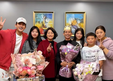 欧豪回老家给父亲庆生！鲜花蛋糕多到数不清，住简朴套房全家温馨合影