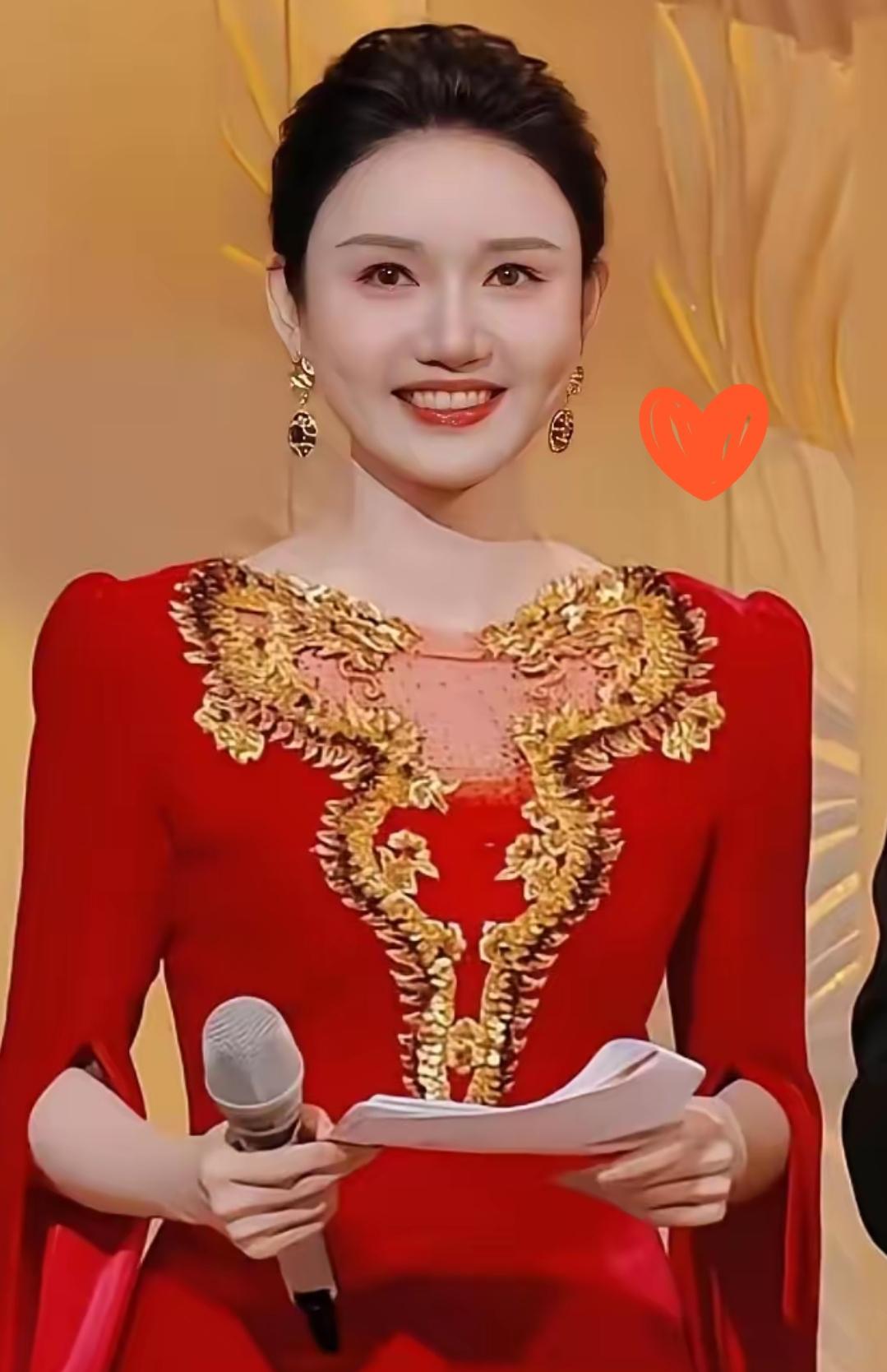 看龙洋主持节目真的忍不住想吐槽一句这眼神到底在看哪儿呢？你说她不专