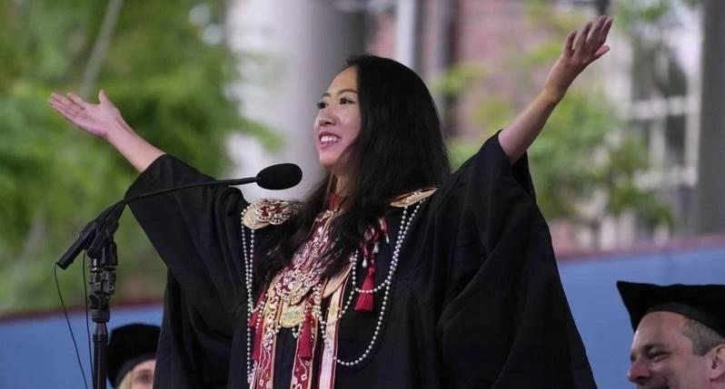 哈佛中国女生演讲引争议！“人性”被误读为“共同体”，白左滤镜遭吐槽[666]！
