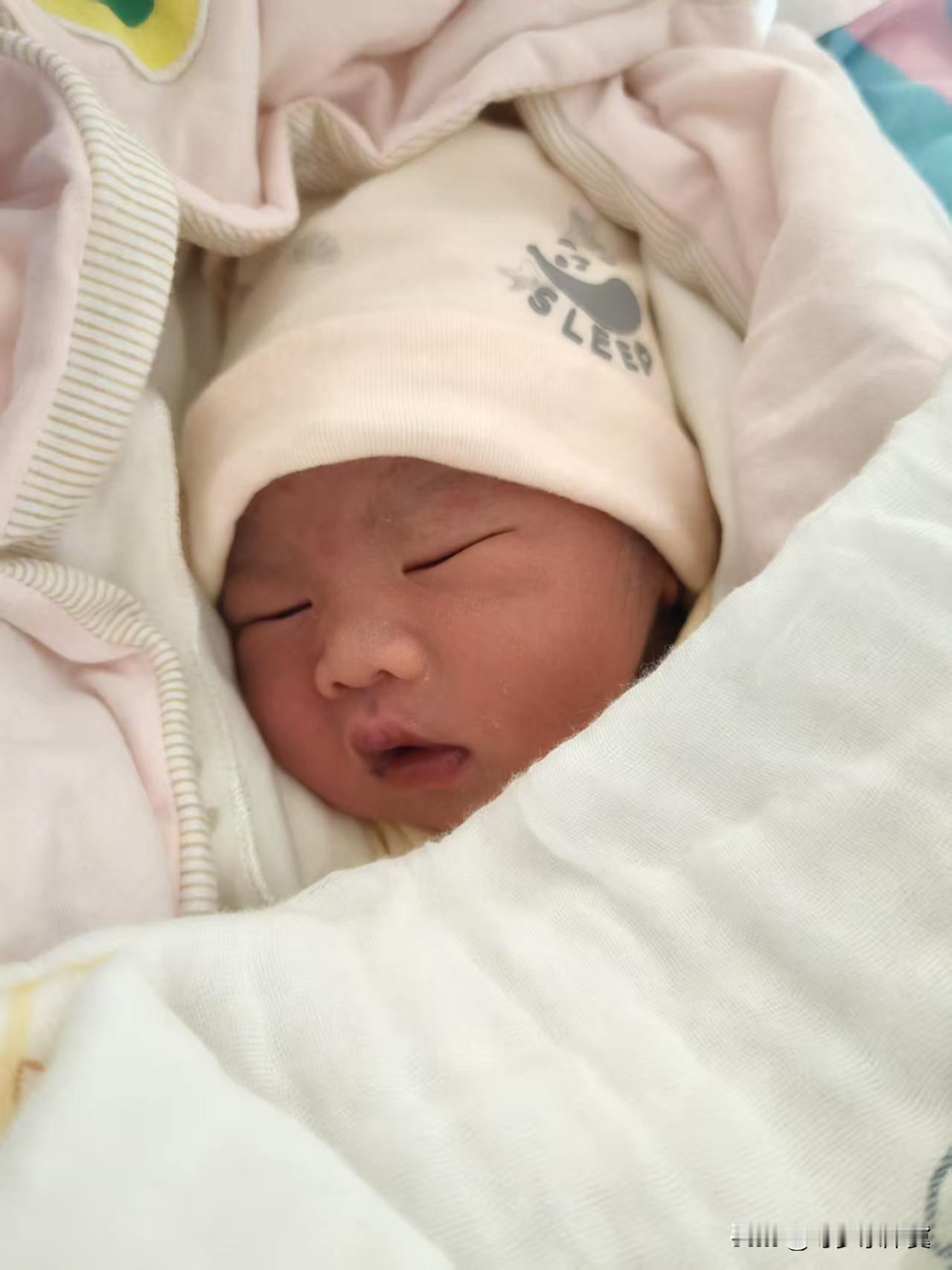 我弟媳妇生二胎了，是一个男孩。本来这是一件大喜事，大家都应该高兴才对。但是我