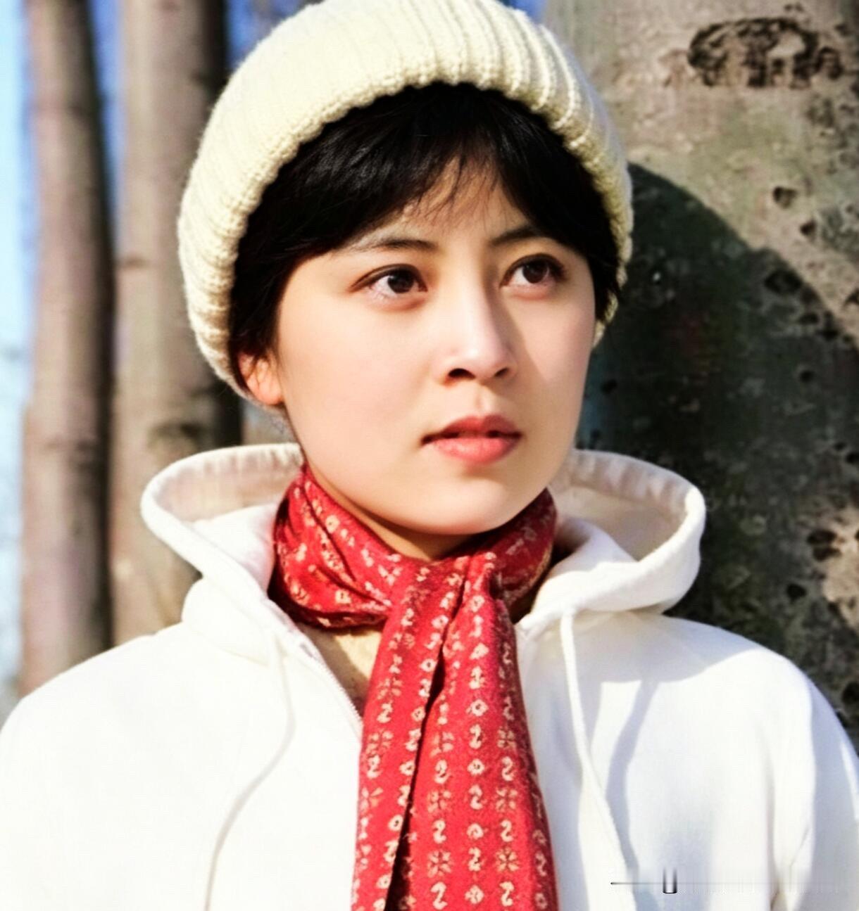 这位女演员长得好漂亮，虽然她不曾大紫大红过，但她的演技可圈可点的，曾经跟许亚军搭