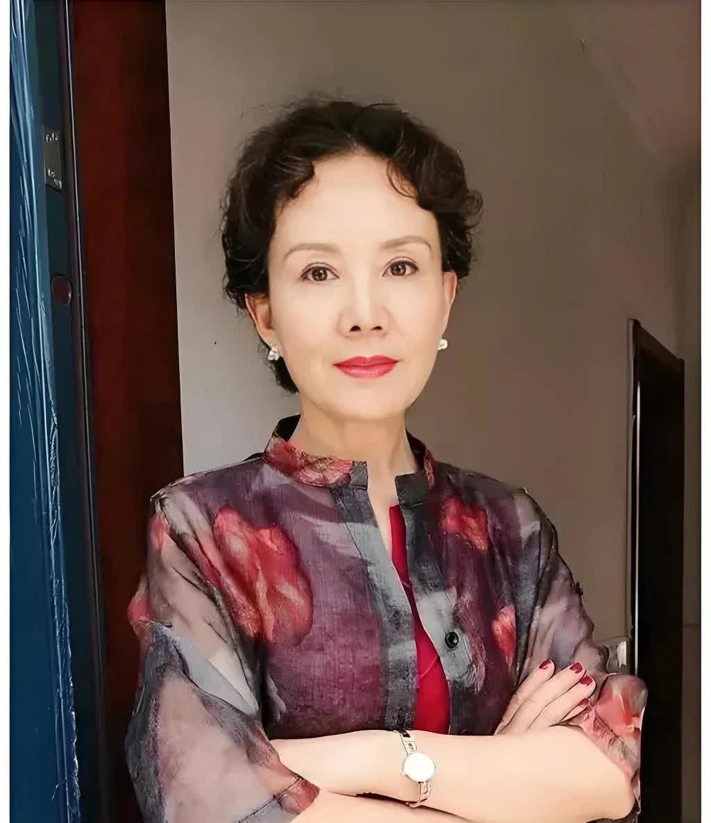 关于演员“高英”，网友又挖出一个真相，那就是她不仅有很多的荧幕家人，而且