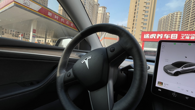 大家有开特斯拉到加油站的经历吗笑死我了，我在这里等朋友，发的定位就是加油站。加