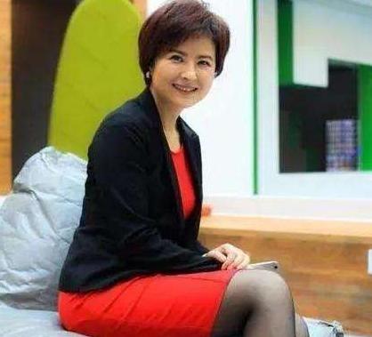2015年，“央视名嘴”张泉灵因大病一场，辞职没多久，没告诉60岁的老公就带着1