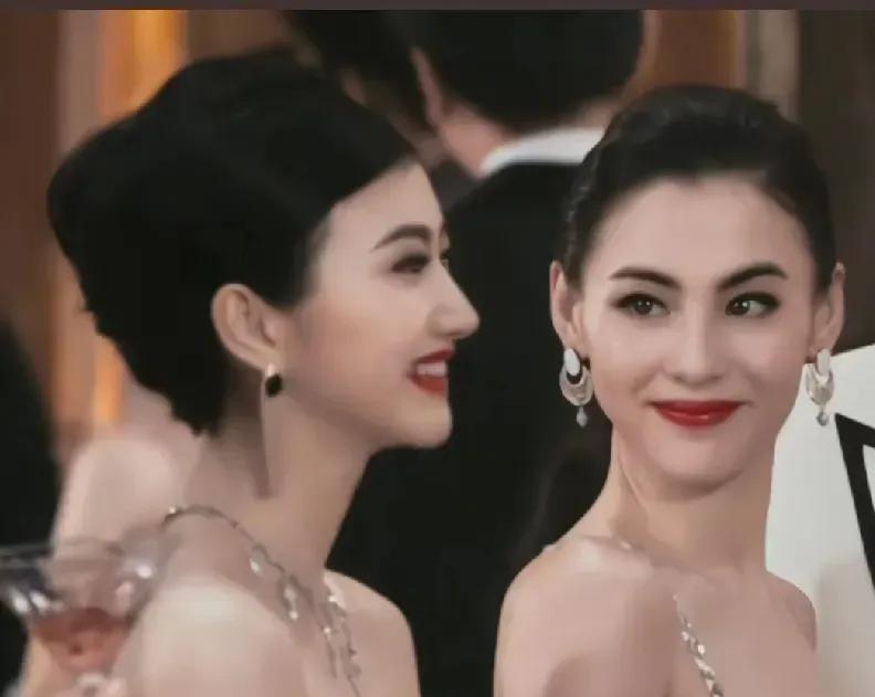 景甜和张柏芝两位美女！颜值和魅力不分上下。景甜圆圆的脸蛋，一双迷人的大眼睛，高