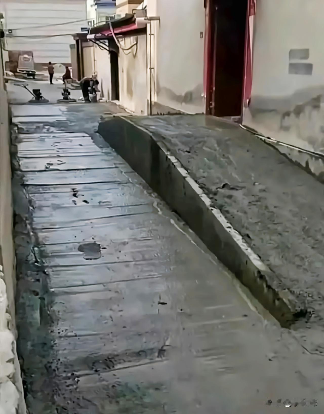 遇到这种人该怎么办？村上修的路本来能过小汽车，他这样一搞只能过摩托车