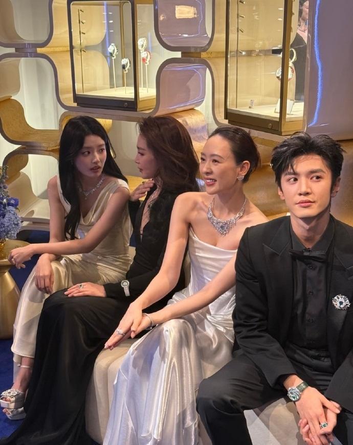 今天童瑶和徐若晗一起出席时尚活动，两位美女搭配的都很靓丽，看起来特别的有姐妹范儿