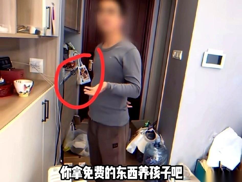 那个华为的男人，估计刚下班，顺手拎了袋公司发的免费牛奶回家。镜头怼脸，他老婆劈