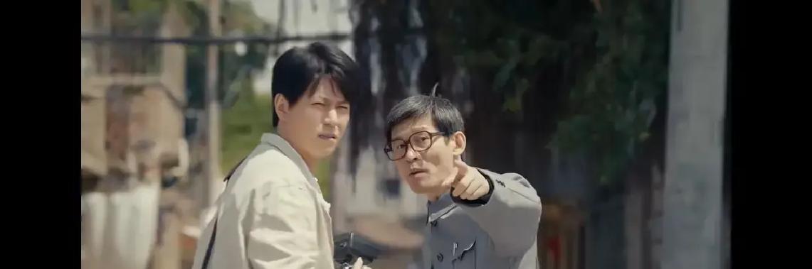 黄晓明这次真“洗洁精”附体了？新剧《小城大事》里，他演的镇长找失散半个世纪的妹