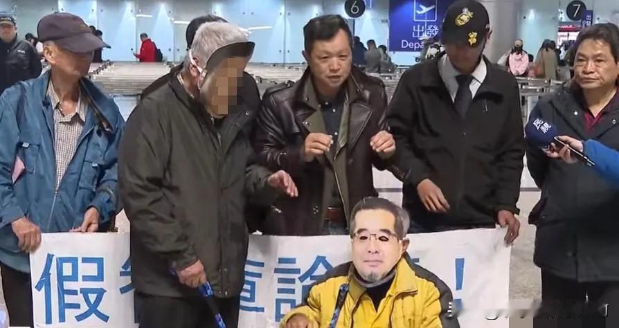 李文斌，记住这个家伙的名字！这个殴打新党游智彬的家伙。今天早上又带头在机场拦住了