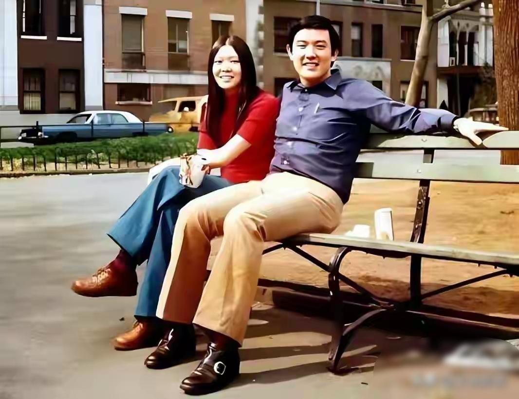 51年前的马英九，意气风发，打扮帅气揽着笑意盈盈的周美青，在美国哈佛大学留下这