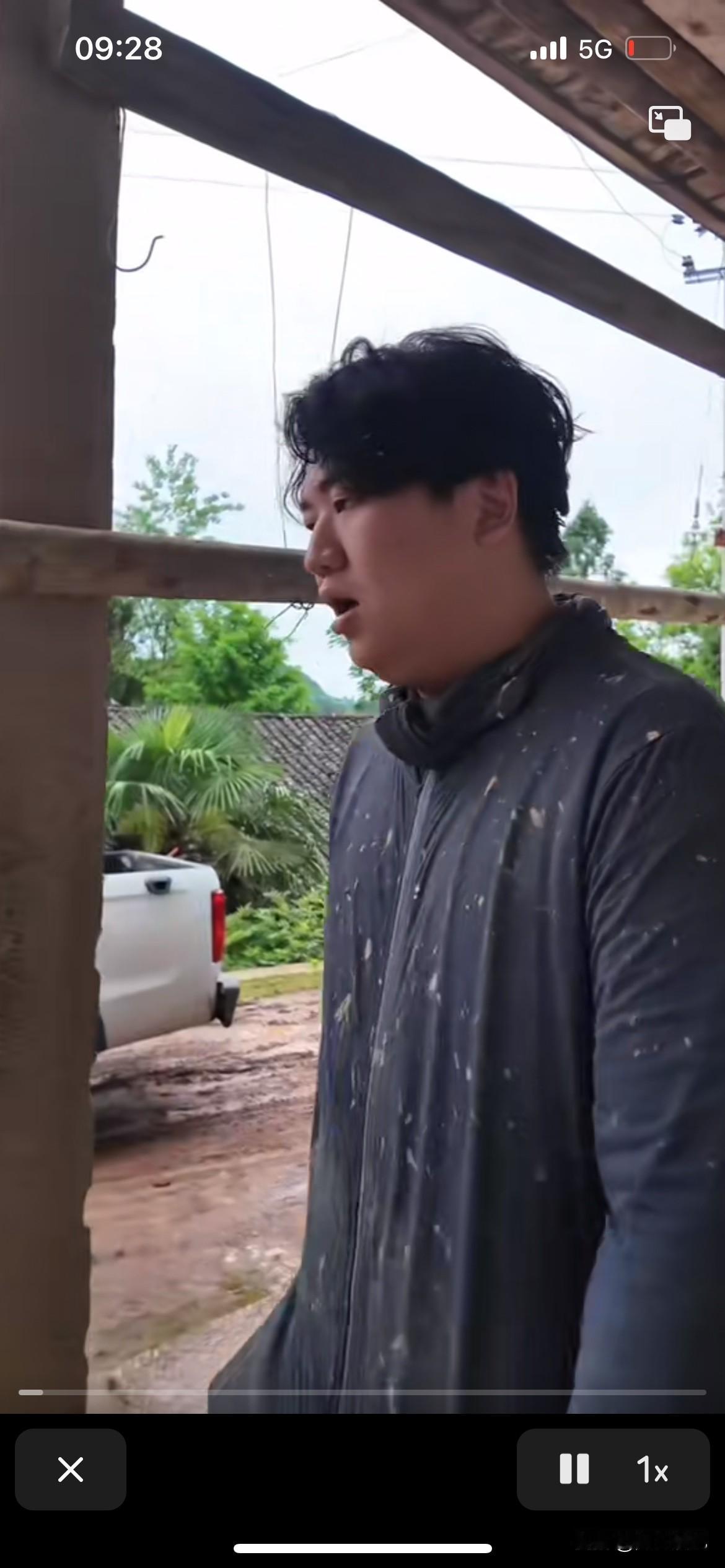 全红婵哥哥这是图什么，妹妹现在名气大了，还搞得跟农民工一样，邋里邋遢的，还依然保