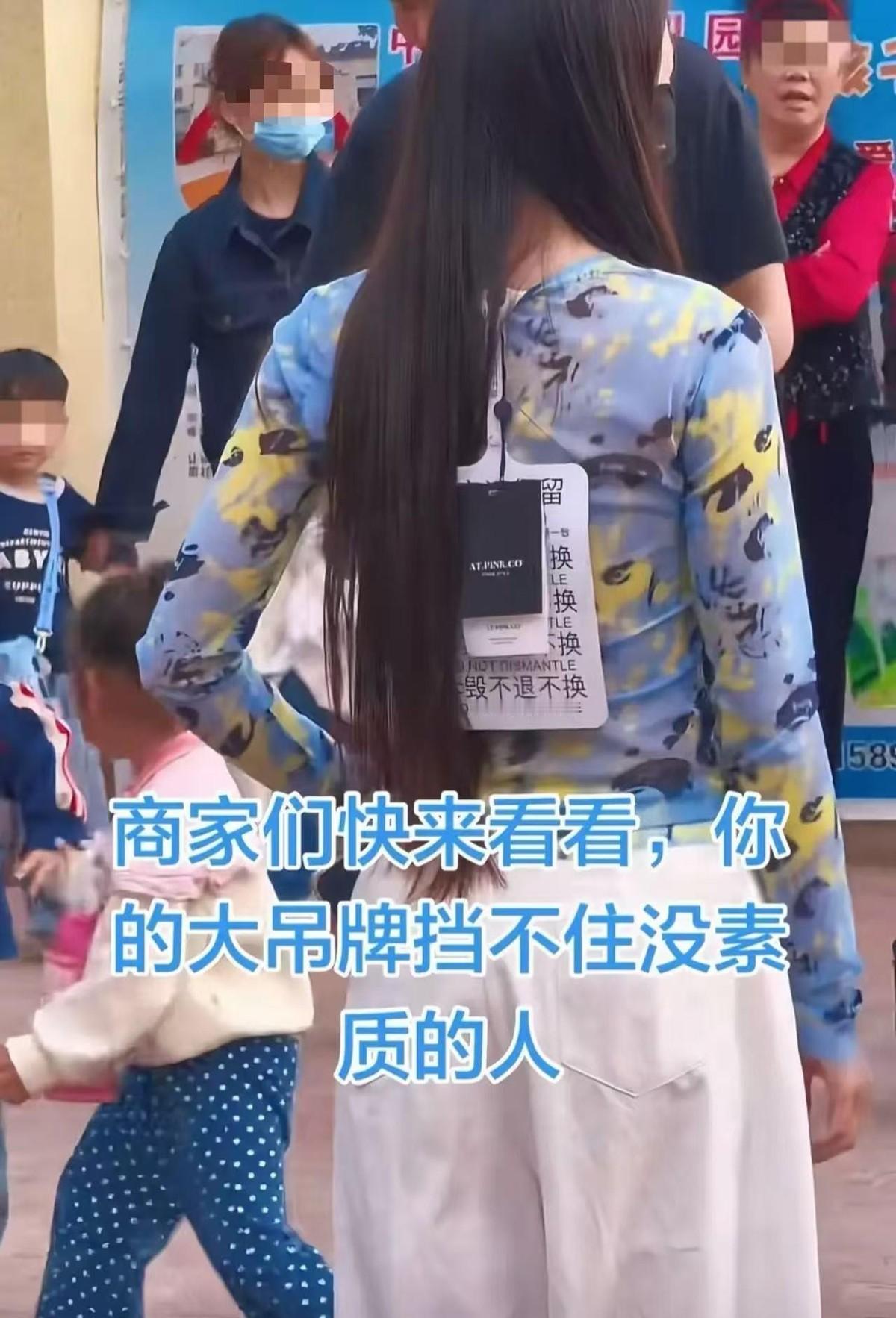 这事儿真叫人头皮发紧！在车站等车竟被一二十来岁的小姑娘直勾勾盯着，即便挪位躲闪，