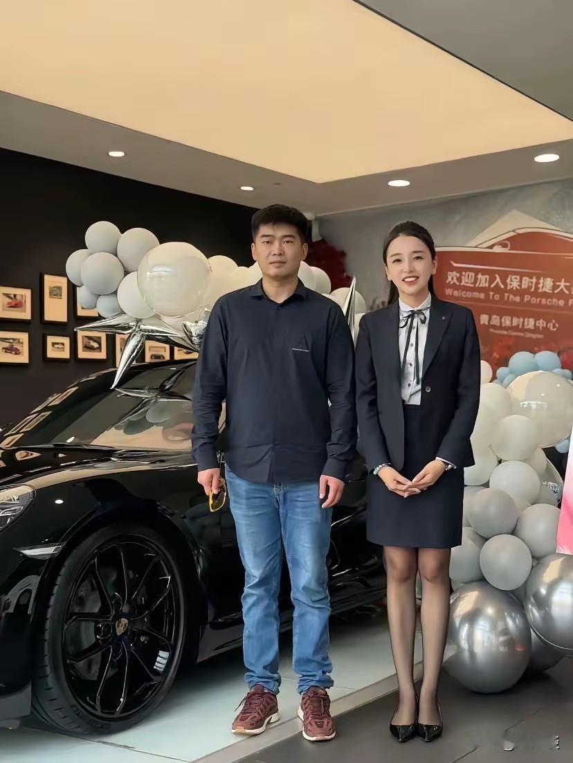 青岛保时捷销售女销售的卖车能力实在太强了，不论是上至七八十岁的老太太或者老爷爷，