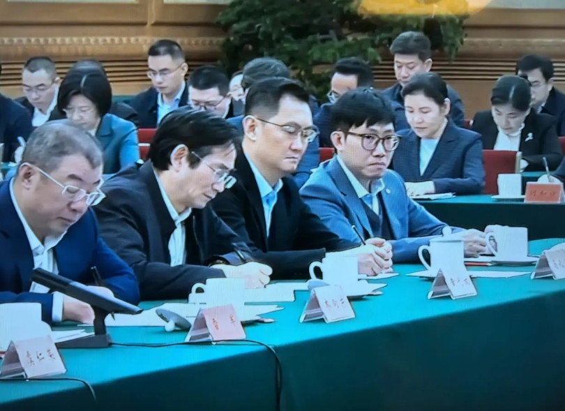 DeeKSeeK的董事长梁文峰参加民营企业座谈会，看到他坐姿正，始终是全神贯注听