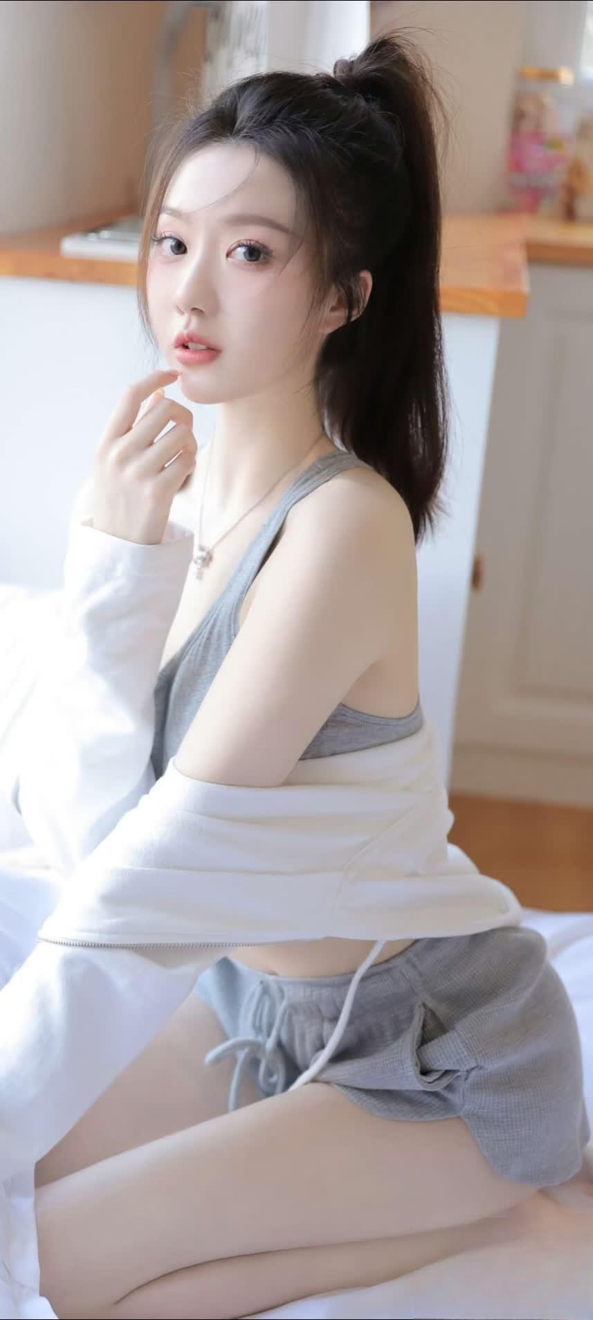 家里打扫得一尘不染，给自己做了顿丰盛的早餐，但坐下来吃的时候，还是觉得心里空落落