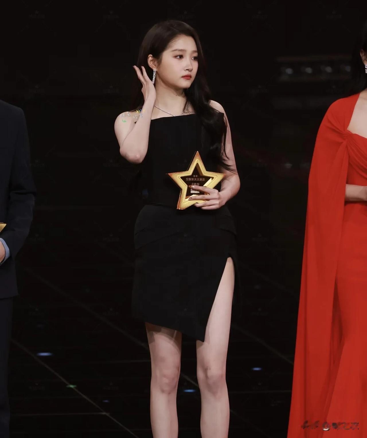 关晓彤脖子不长，就适合把头发盘起来，手壮就不要穿这种抹胸裙子，腿的线条也没什么美