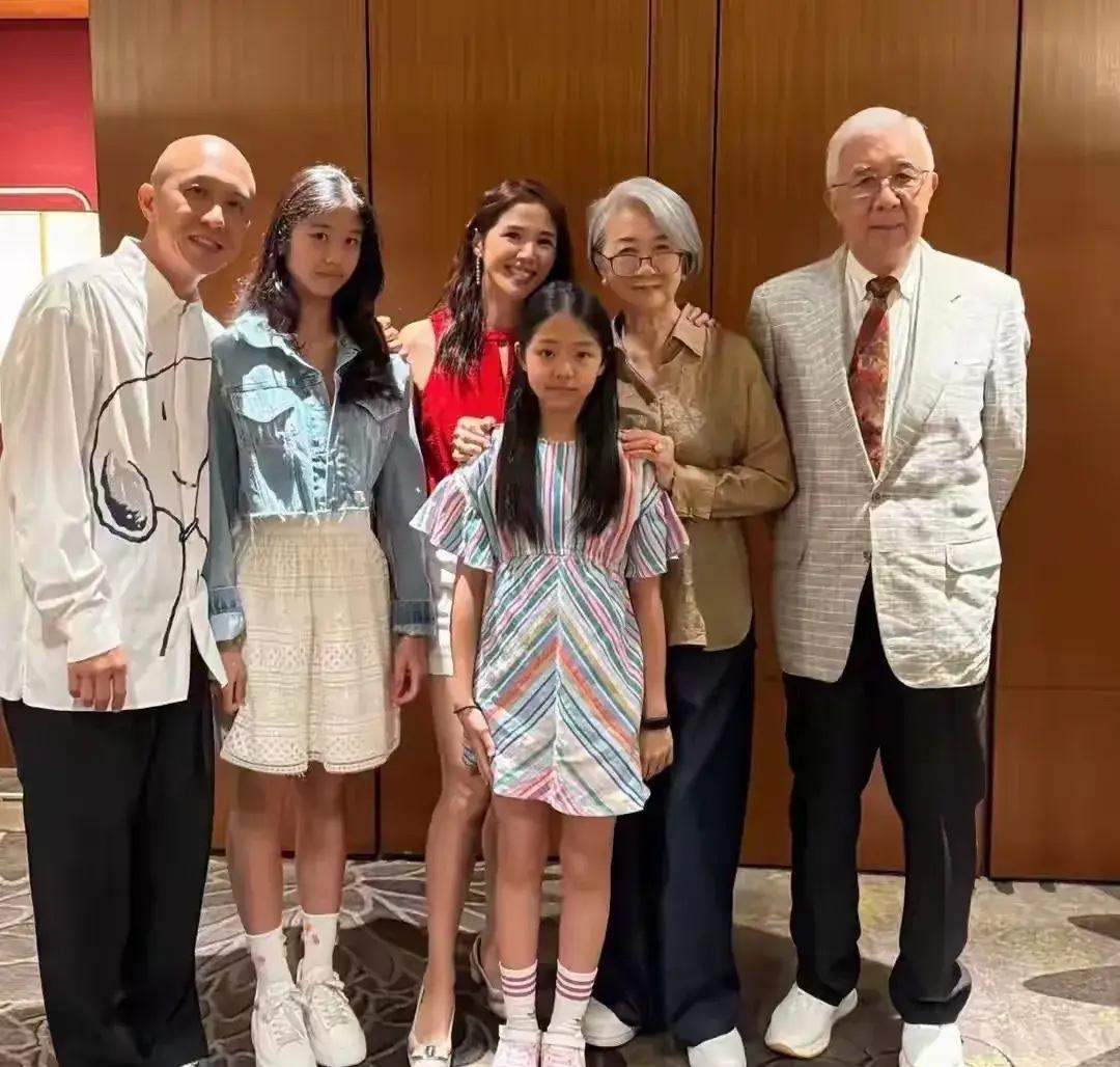 蒋家第四代罕见同框！蒋方智怡携三子贺寿，蒋友柏带女友现身，蒋友青杭州扎根引热议！