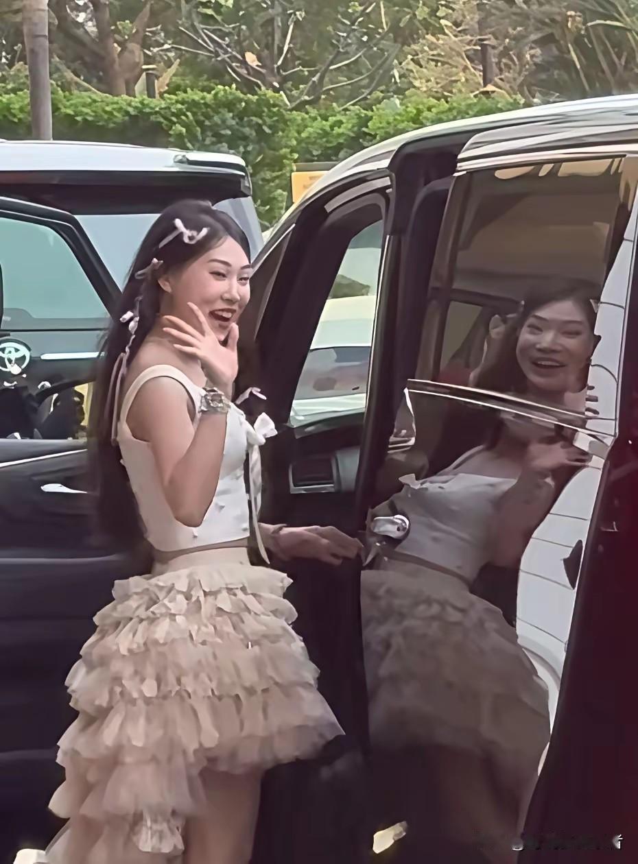 小沈阳真是好命，赵本山带他上春晚，一夜暴红，如今他的女儿沈佳润也是上了大湾区演唱