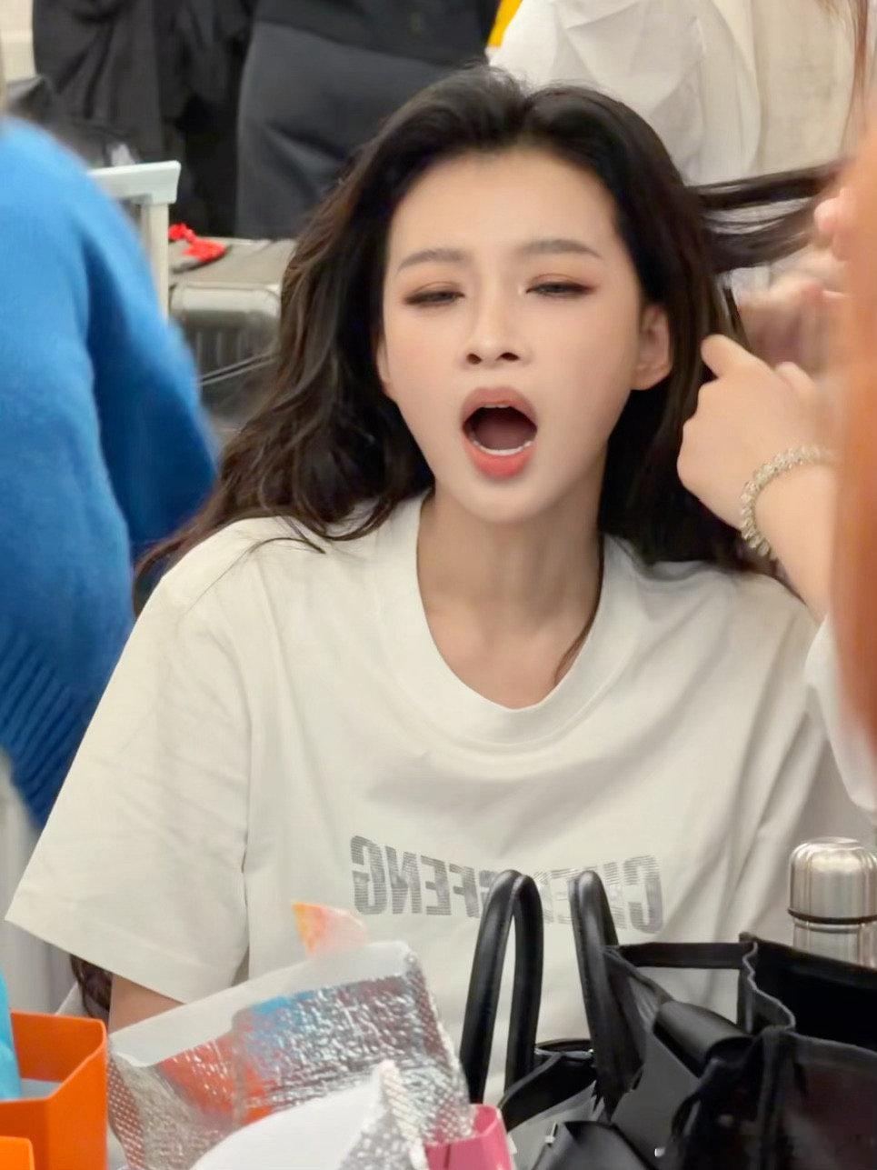 孙怡上课前vs上课后孙怡课前vs课后对比孙怡课前vs课后对比，全没了偶像包袱，可