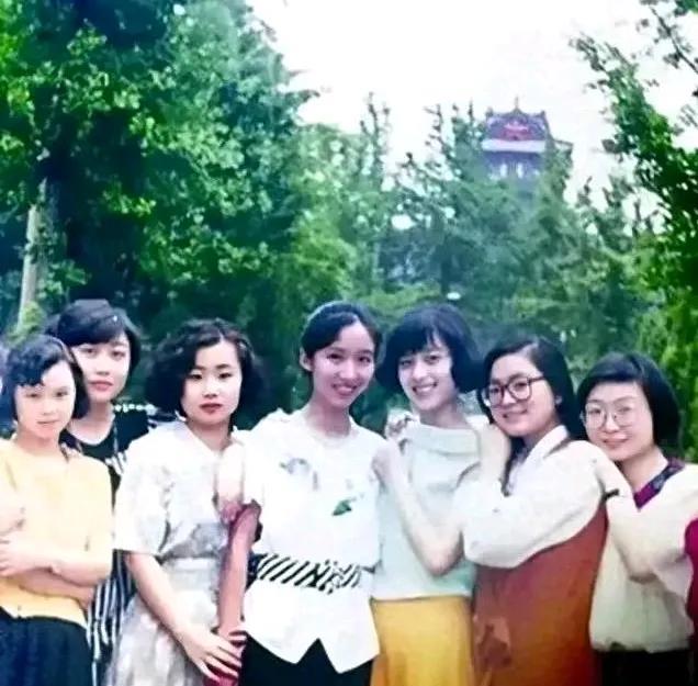 照片里唯一一个戴黑框眼镜的女孩就是华春莹，一脸书卷气，也只有她穿着长袖，外搭连衣
