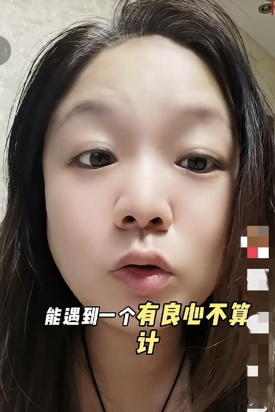 女子因为二婚老公的儿子在客厅开空调，就说了几句，让他一个人在家时去自己房间开小空