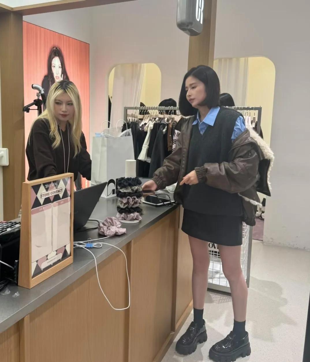 36岁的颖儿现身北京三里屯的一家服装店，时尚感简直要溢出屏幕！她的穿搭精心又亮眼