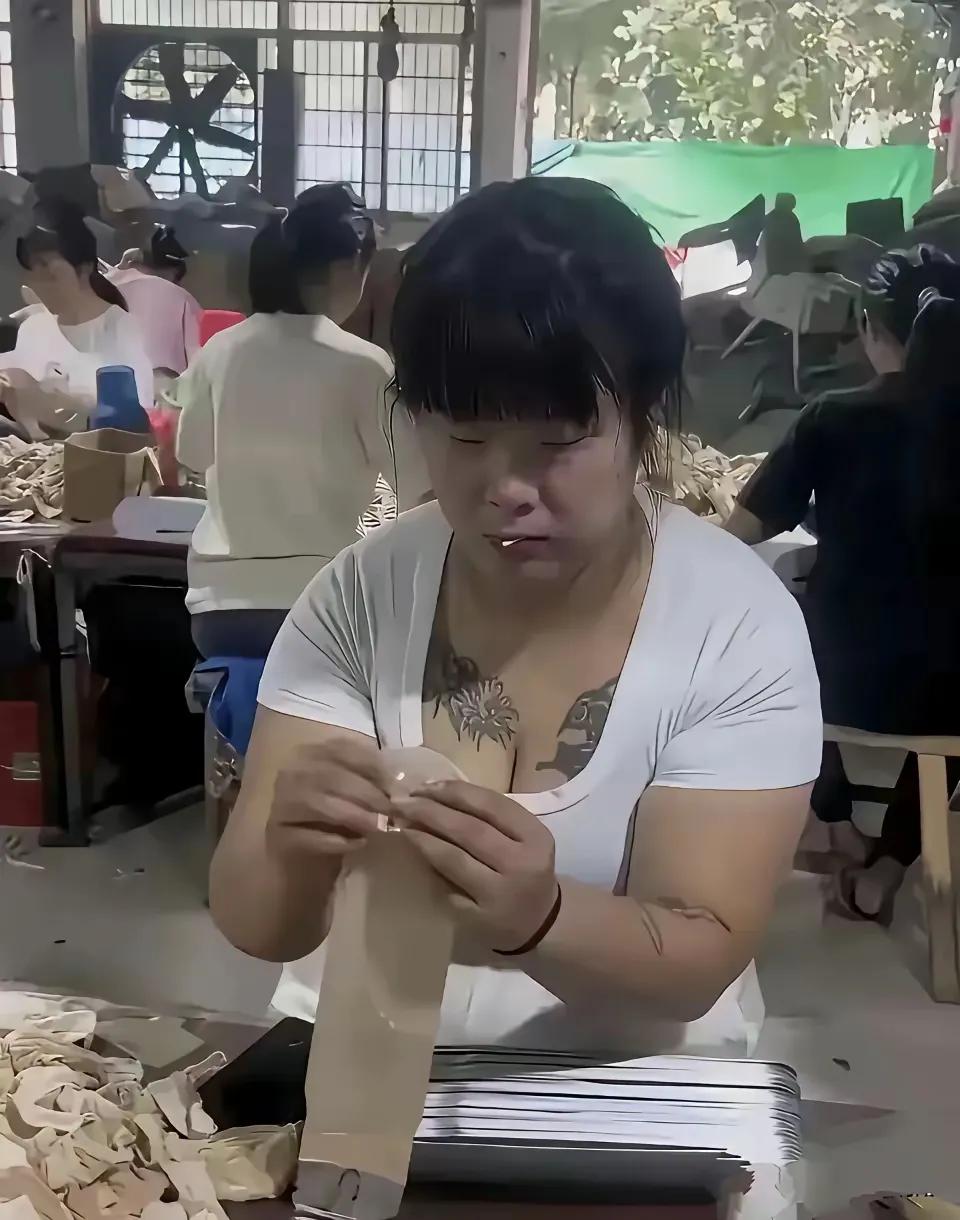 纹身师群体以男性为主的现象，主要源于以下两个层面的因素：⚙️一、体力与耐