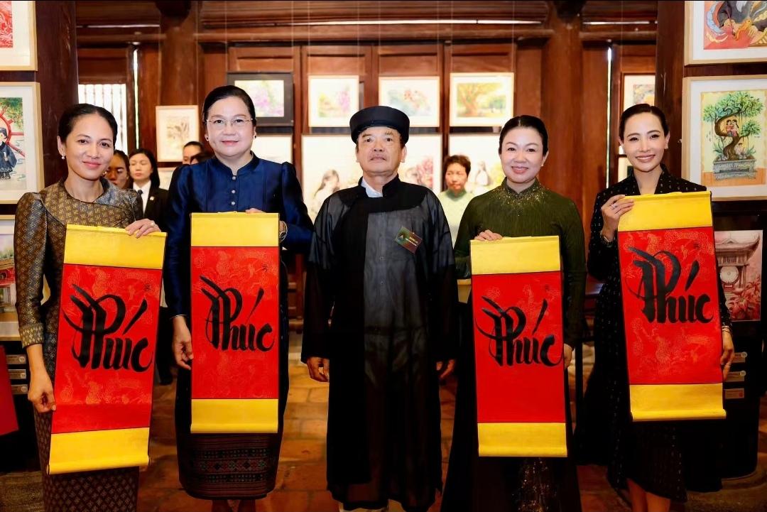 6月8日上午，越南总理黎明兴夫人陶氏碧水，偕老挝总理夫人万达拉、柬埔寨总理夫人