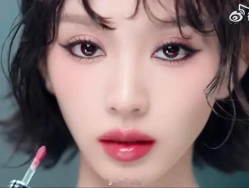 mac是在陷害美田曦薇吧给鞠婧祎的妆容这么高级，把95花颜霸画成这幅样子​​​