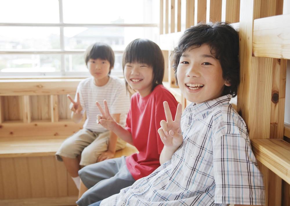 孩子“经常户外”和“足不出户”，区别有多大？令人唏嘘你敢信吗？同小区两家孩子，