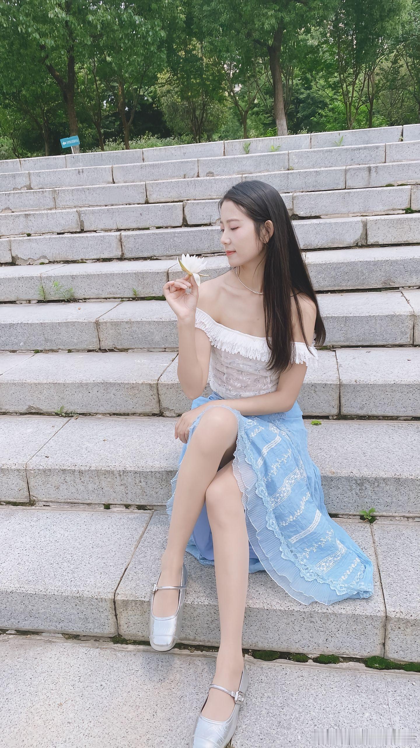 银色平底鞋搭配肉色丝袜，感觉好可爱好美～​​​
