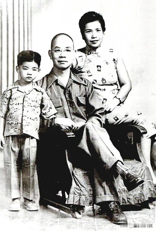 吴石将军与夫人王碧奎、幼子吴健成在台湾期间的珍贵家庭时刻。吴石牺牲后，吴健成在艰