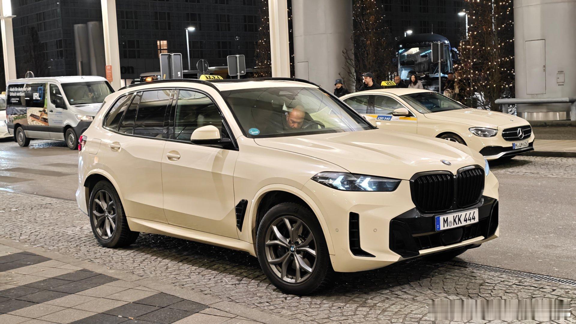 X5出租车，你受得了吗？多少钱放一边，这标轴得空间我是有点受不了。德国·慕尼黑