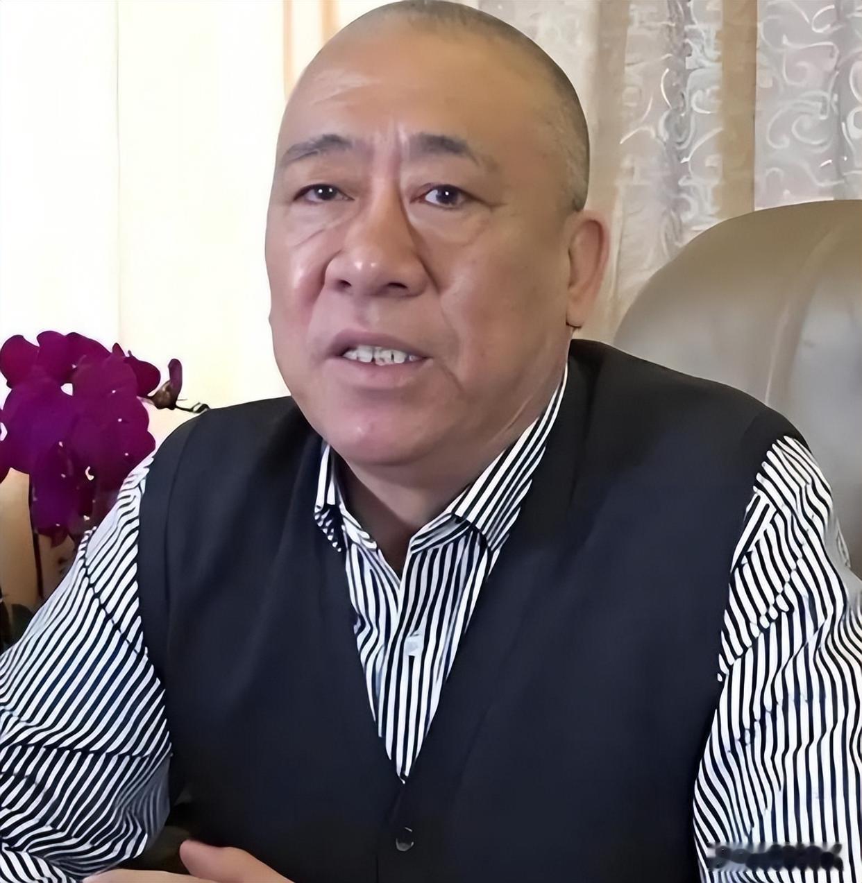 “最爱发钱的老板”。这个标签，贴在崔培军身上，太久了。久到很多人以为他就是个靠“