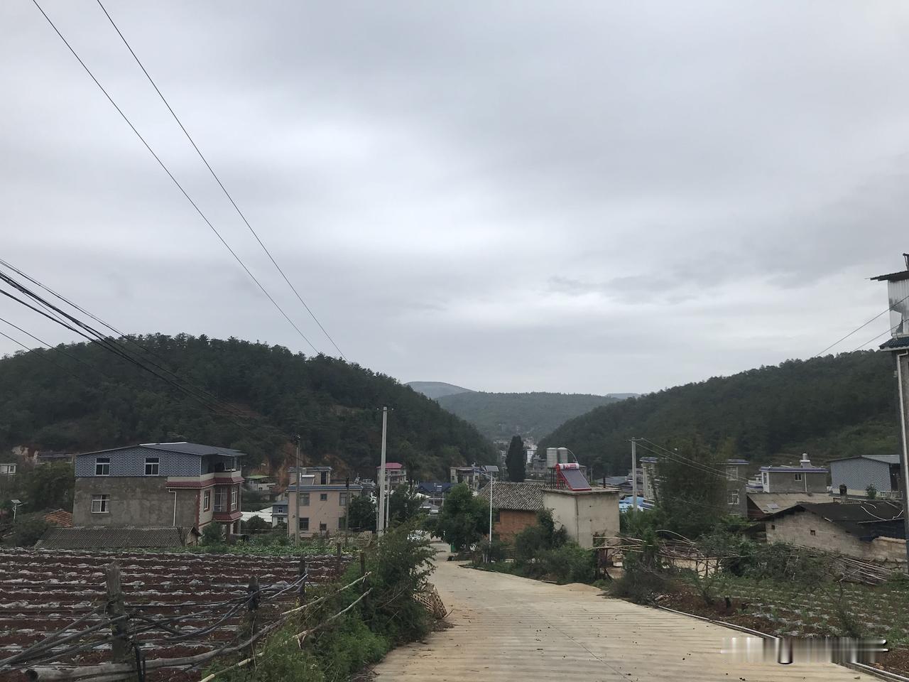 昆明感觉平地就那么在昆明滇池周边范围，然后周围全是大山，所以昆明的寨子多数在山上
