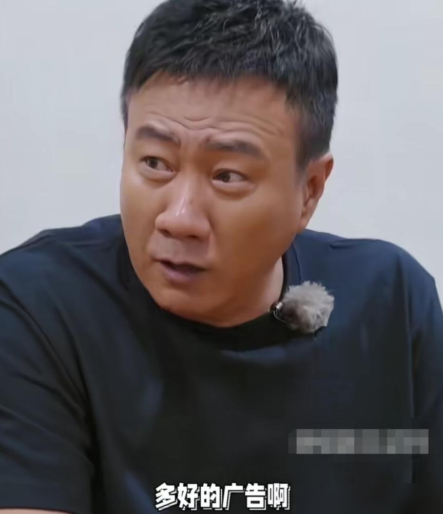 李乃文抄起那罐放了好几天的八宝粥，掀盖就要往嘴里灌，胡军一把按住：“你疯了吧这都几天了！”李乃文眼皮