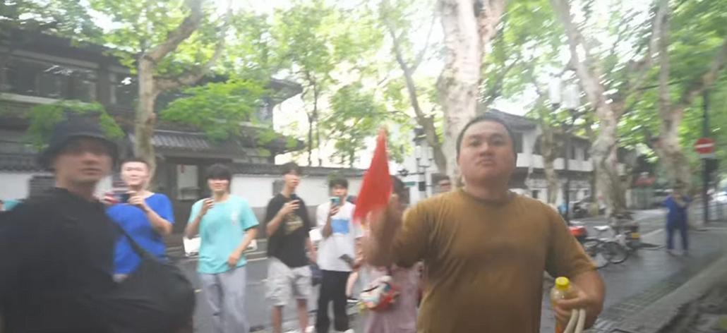 骂的没问题，终于看到不是舔的声音了，今天台湾那个馆长在杭州直播，一个中年男子独自