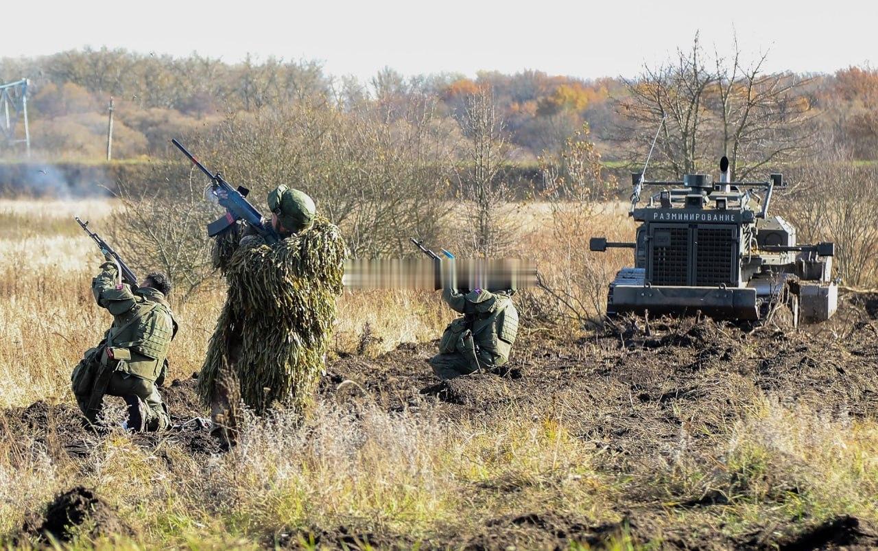 朝鲜军人在库尔斯克作战的图片。朝鲜士兵采用三人小组战术应对乌军无人机。红皮书是朝