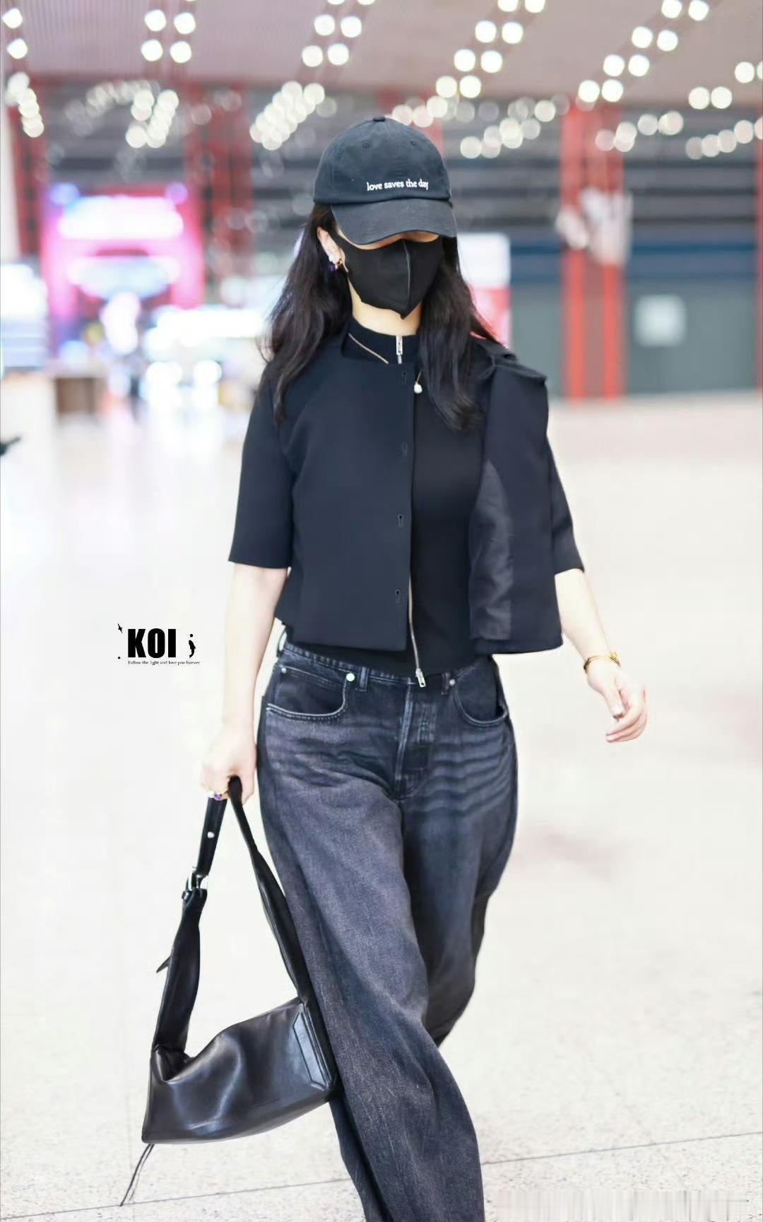 💜杨紫｜6.18机场出发米兰时装周深夜机场捕捉一身冷调全黑造型的小猴紫刺绣