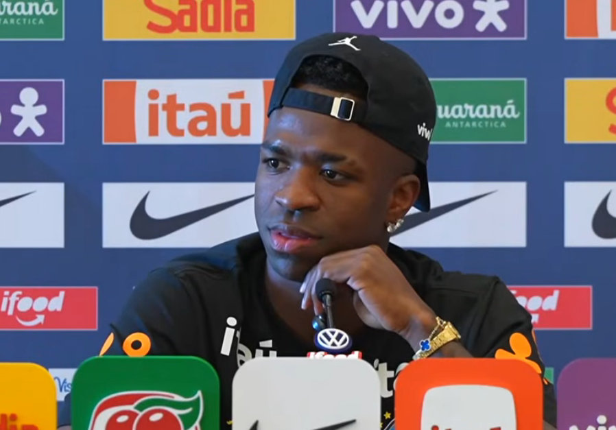 威尼修斯在巴西国家队的新闻发布会：【如何帮助入选国家队的新人？】我只有25岁，但