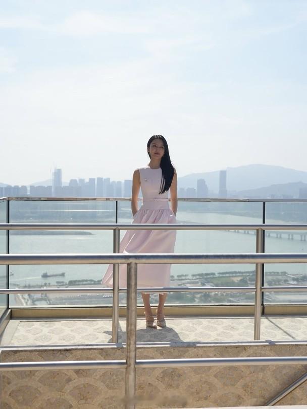 TVB花旦张曦雯（Kelly）每年出席台庆的造型都十分惊艳，可惜今年粉丝少了眼福