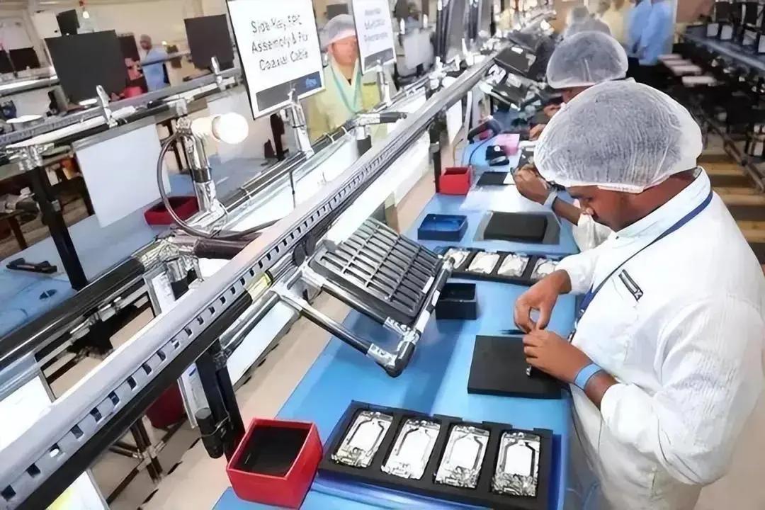 中国送给了印度一个大产业，但印度尝到甜头之后，杀猪盘并未停下来，到今天中国企业在