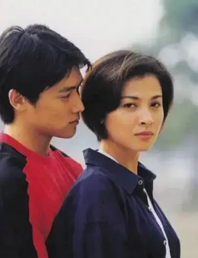 1998年，赵宝刚拍《永不瞑目》选角时，本来定下了陈坤，看了陆毅的海报后换掉了陈