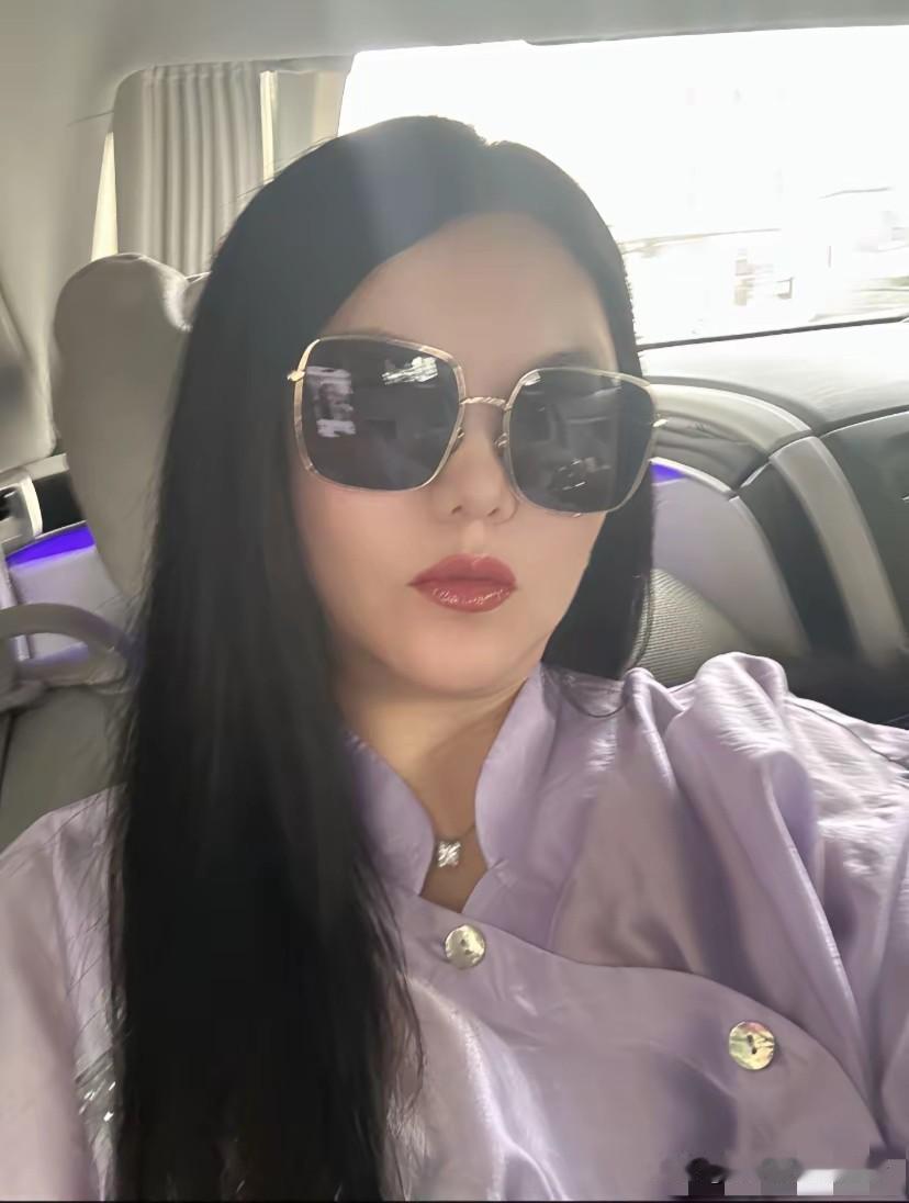 你们揶揄嘲讽你们的，我晒我的幸福。李湘完全活在自己骄傲的世界里。英伦风豪宅、