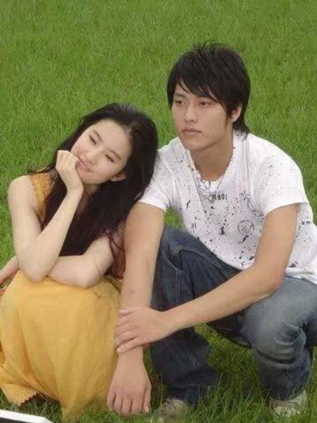 没见过的刘亦菲，旁边这个人是谁啊？那时候好清纯