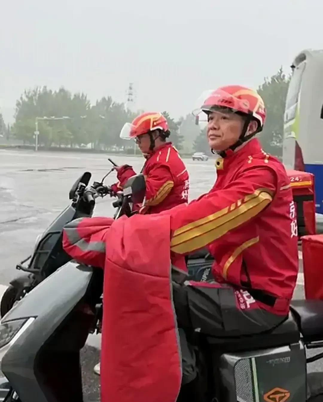 京东外卖现在的单子确实很少，今天我去送货，刚好遇到一个京东的外卖小哥。我拿了5