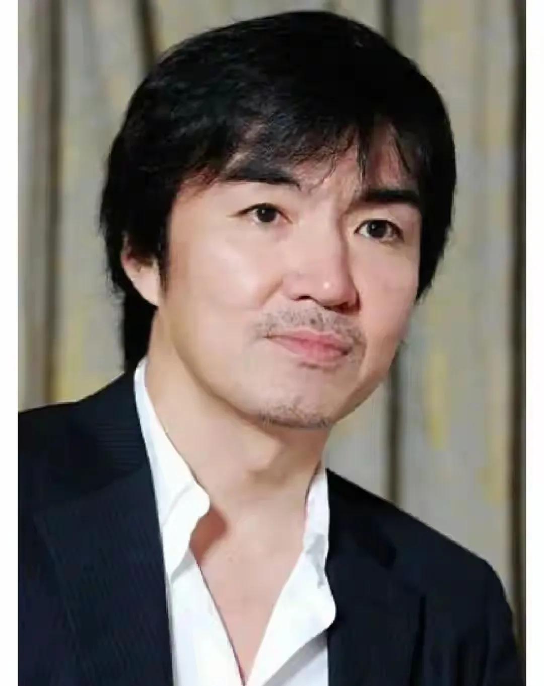 东野圭吾走了。一代文学大师悄然落幕。他的文学作品深受世界书迷的喜爱，易中天惊呼