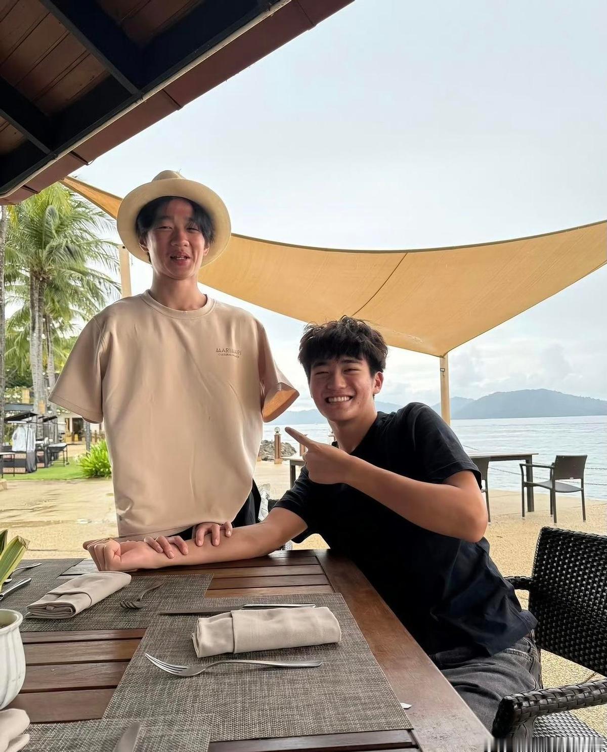 杨洋的手，一比上热搜了。没露脸，没喊话，就半颗心，3.7亿人跟着比。不是明星