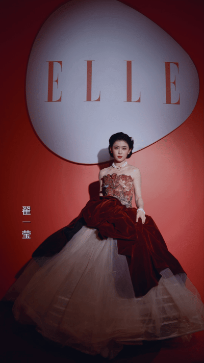 短剧演员一上红毯就开大红毯上的短剧演员，像一群突然被聚光灯照见的黑马——没有预